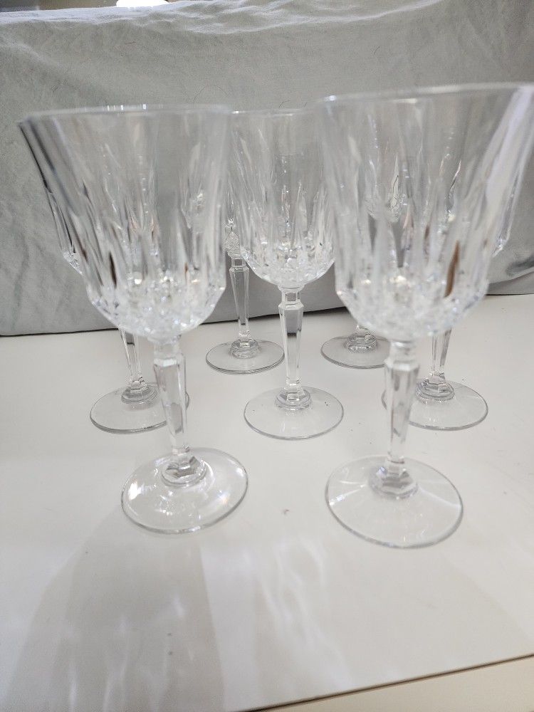 Set of 7 beautiful vintage crystal wine glasses. No chips.  8"H x 3.5W