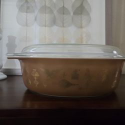 Vintage Pyrex Early American 2.5 Qt Casserole with Lid – Brown & Gold (1960s)
