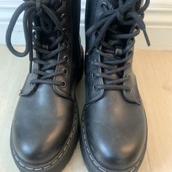 Steve Madden Combat Boots-size 6