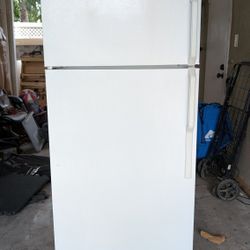 ❄️Used "Hotpoint" Refrigerator - FREE DELIVERY! 🚚🚚🚚
