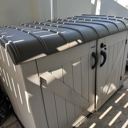 Outdoor lockable storage shed