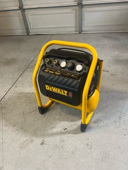 DEWALT 2.5 Gal. Portable Electric Heavy Duty 200 PSI Quiet Air Compressor