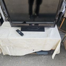 Vizio 32" Flat Screen TV With Remote ! Model VL320M ! 
