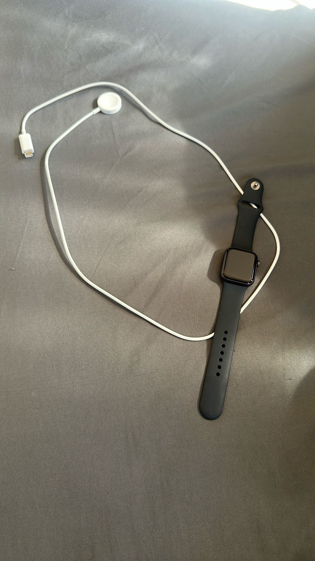 Apple Watch SE 40mm Comes With Charger