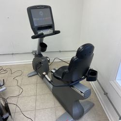 Matrix R7xe Recumbent Stationary Bike for Home Gym