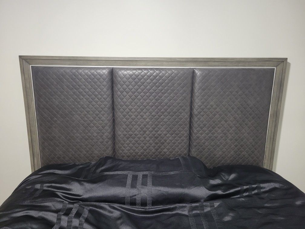 3 Piece Modern Bedroom Set King Panel Bed Dresser And Mirror Gray Faux Leather Upholstery
