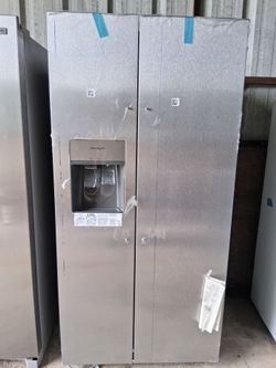 New Frigidaire
33 in. 22.3 cu. ft. Standard Depth Side by Side Refrigerator in Stainless Steel