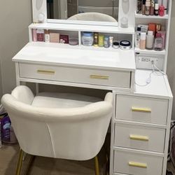 Lighted Mirror Vanity