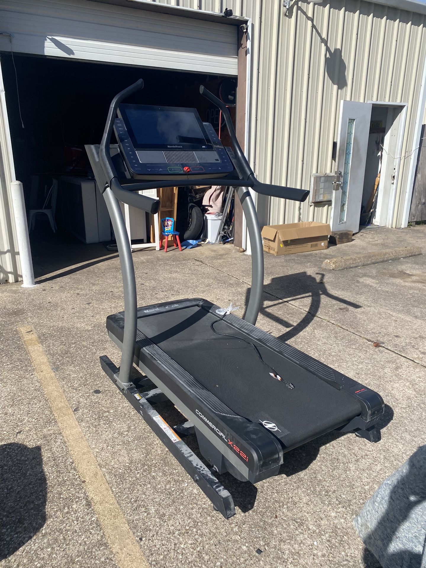 TREADMILL COMMERCIAL X22i