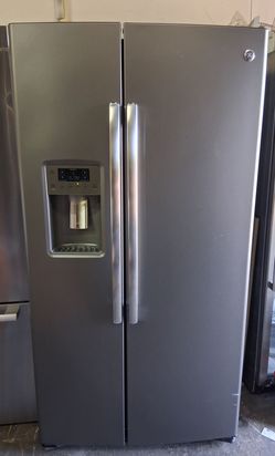General Electric 25 cubic foot refrigerator with water and ice