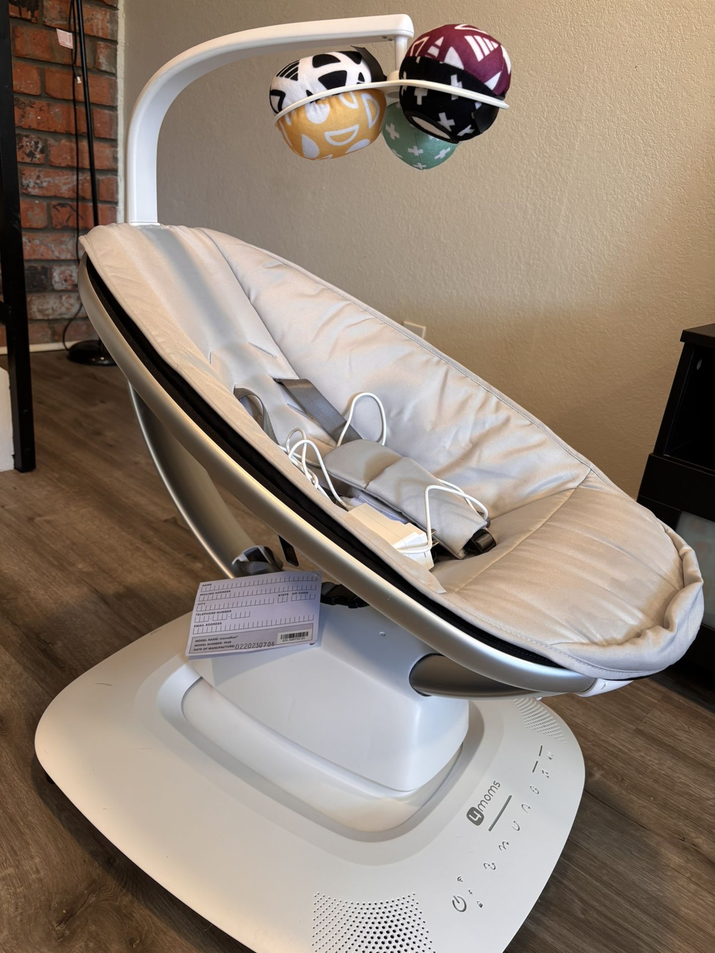 4 moms 4Moms Mamaroo multi motion baby swing. Bluetooth enabled