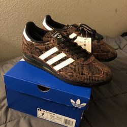 Adidas Size 7 Woman 