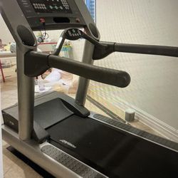 Life Fitness T9i Treadmill Excel Cond Free Move for Sale in Darien IL OfferUp
