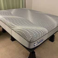Sealy Posturepedic Hybrid 12” Queen Medium Mattress — Excellent Condition