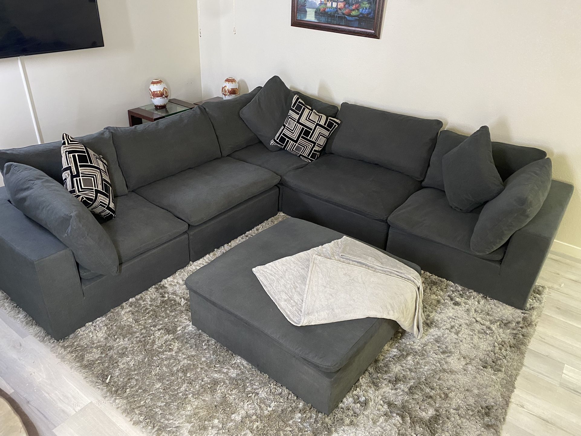 * Like New * Soulfa 6 Cube Pit Rearrangeable Sectional Sofa ( Free Delivery )