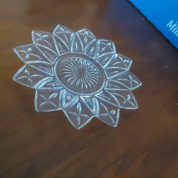 Vintage Federal Glass 6.5 ”Clear Flower Petal Plate. EXCELLENT SET OF 12 NEW