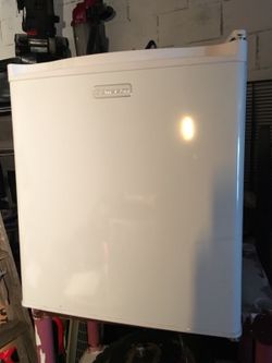 emerson mini fridge white