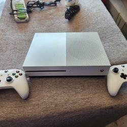 Xbox One w/two controllers 
