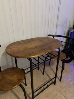 ROUND DINING TABLE SET
