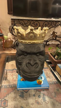 Gorilla head with crown planter