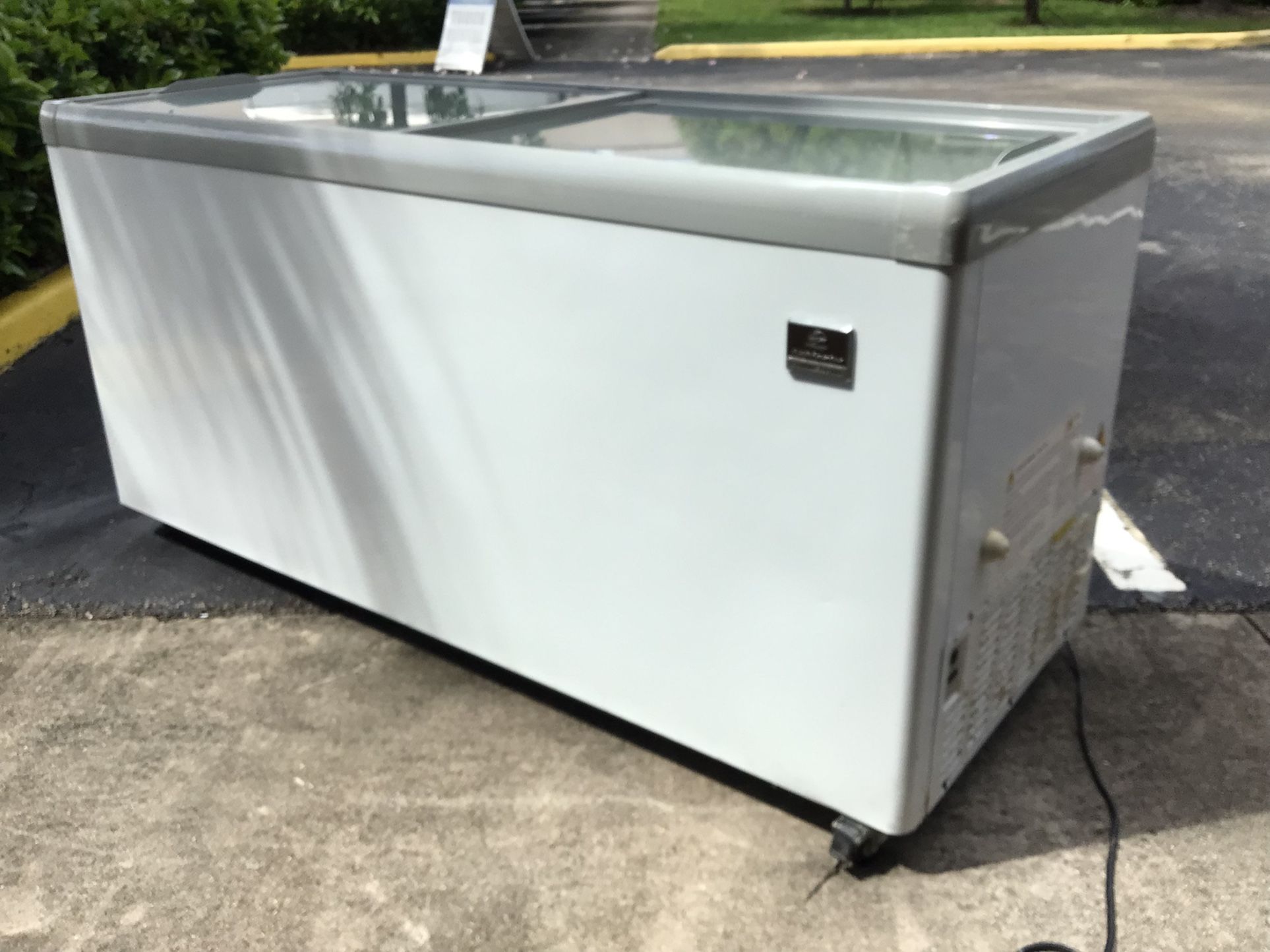 Kelvinator Commercial KCNF170WH 70 7/8" Mobile Ice Cream Freezer w/ Wire Storage Basket