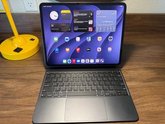 iPad Pro 13in M4 256gb space grey with Magic Keyboard