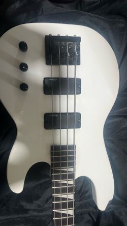 Bass white jackson 4 string