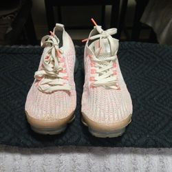 Vapor max pink and white