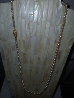Vintage faux pearl gold tone clasp necklace