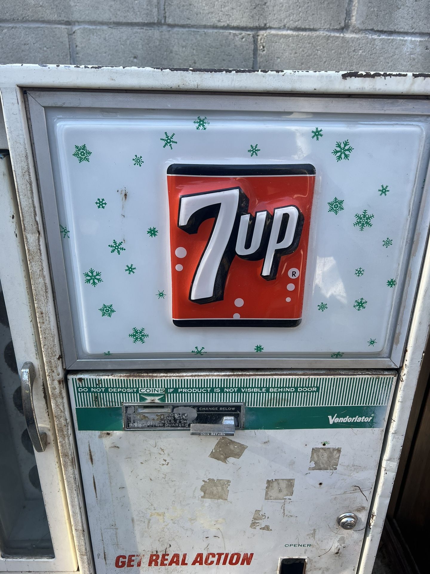 Vintage 1960's Vendorlator 7Up Seven Up Machine