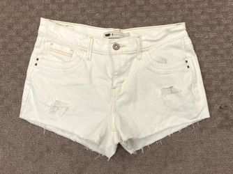 NWOT distressed Levi’s denim shorts. Sz 6. Waist 28”
