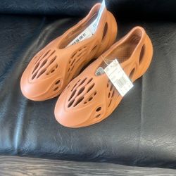 YZY FOAM RNR SIZE 11