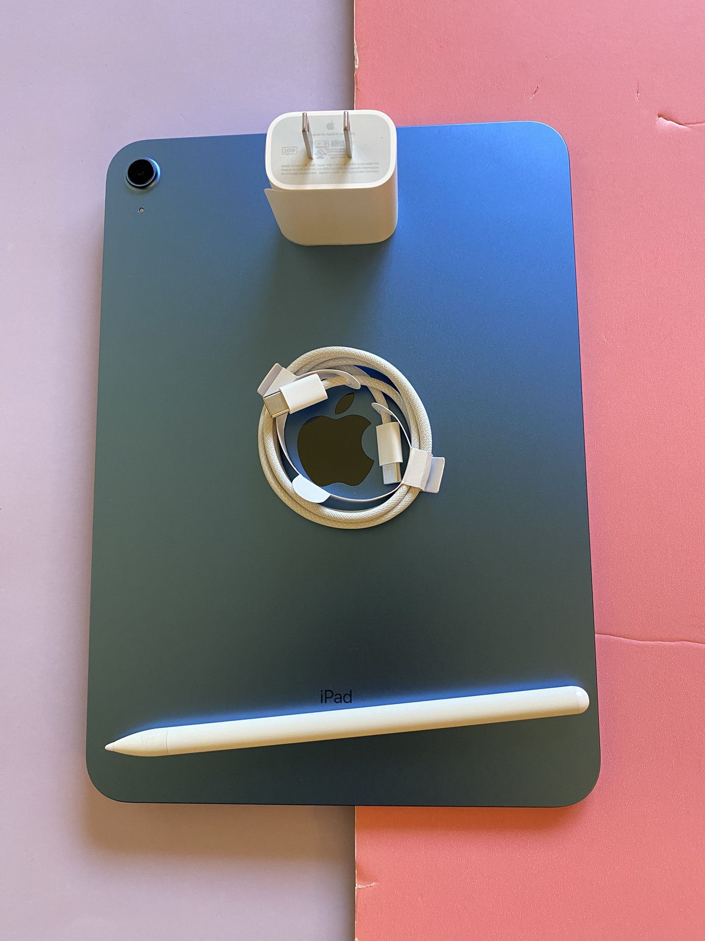 256gb Apple IPad 10th Generation (10.9” Liquid / 2022 model) with pen, keyboard, case & Accessories (warranty 2026) 