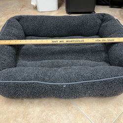 Dog bed - small - Like New