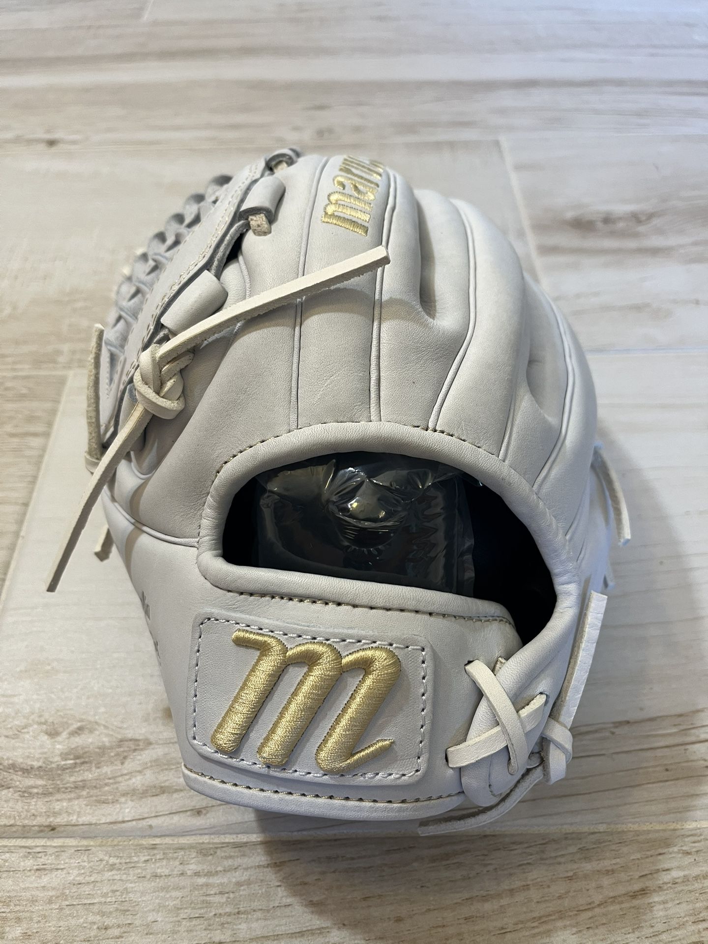 Marucci Magnolia Fast pitch Glove Left Hand Throw White
