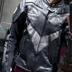 Yamaha Mens 44 Gericke GYT-R Black Grey Silver Leather Padded Motorcycle Jacket.  Its pretty much brand new!   It reflects at night to real cool looki