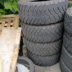 37x13.50R20 LT 
