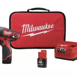 Milwaukee M12 12V Lithium-Ion Cordless 1/4 in. Hex Screwdriver Kit with Two 1.5Ah Batteries, Charger and Tool Bag
