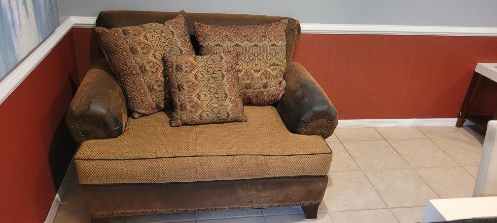 Small Love Seat Great Conditioon