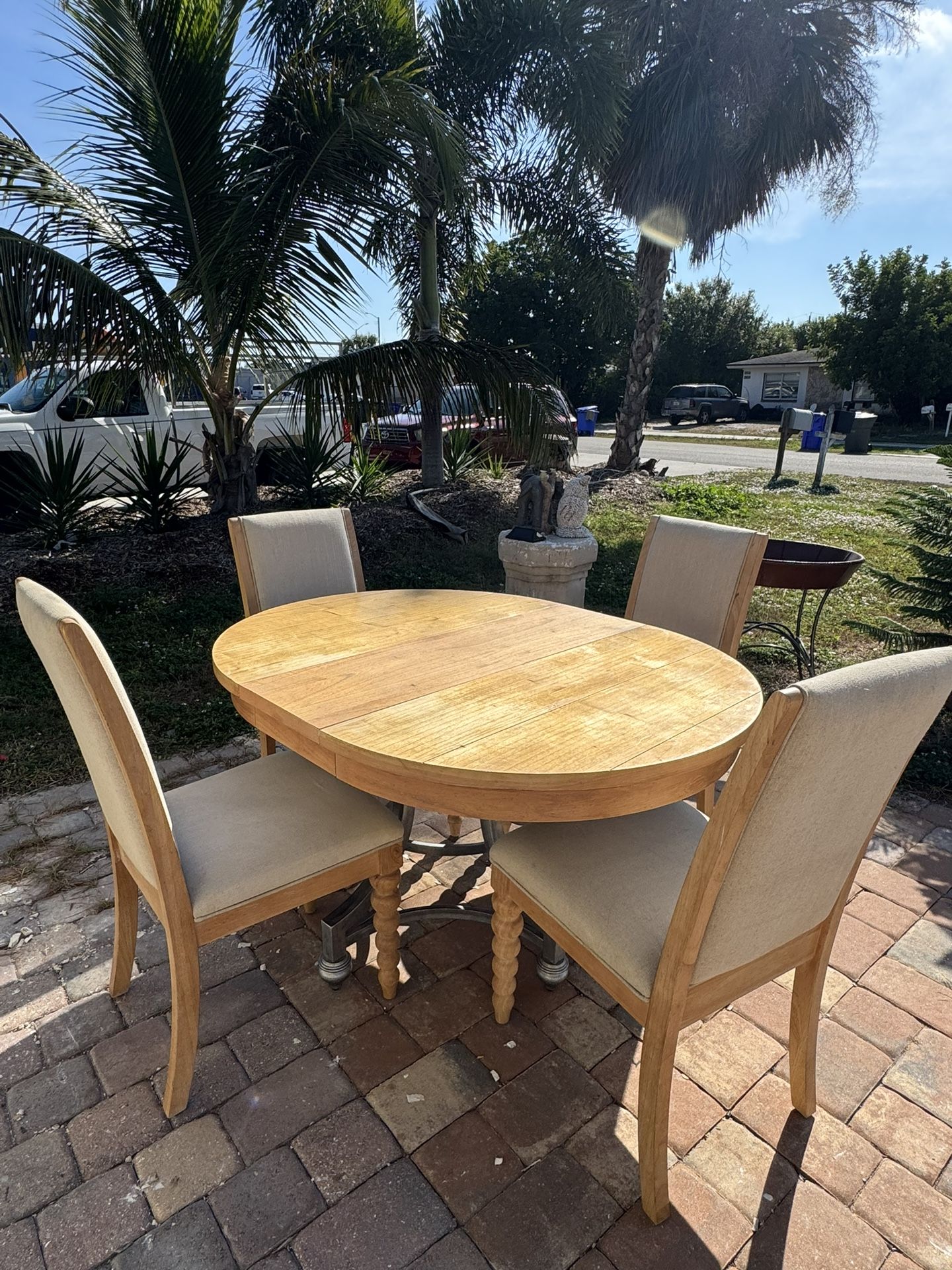 table with 4 chairs The dimensions are: height 30, length 54, width 42; the base is metal.