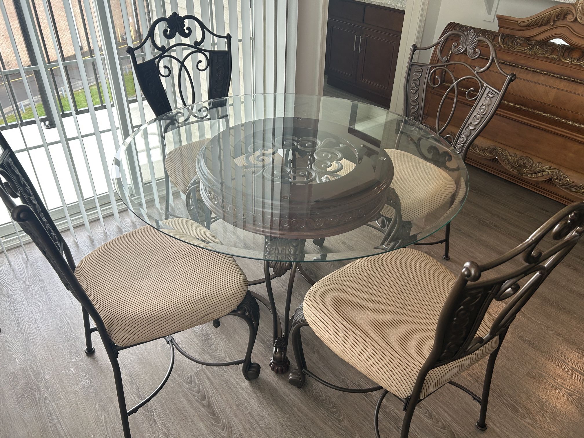Dining Room Kitchen Glass Table and Four Chairs
