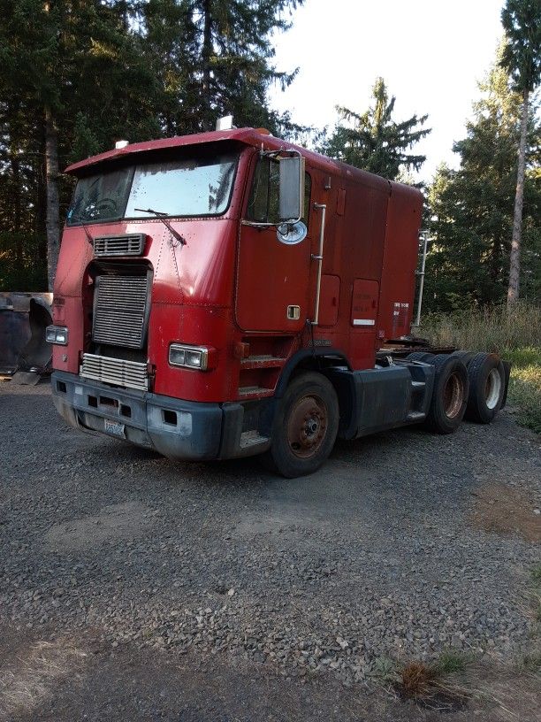 Parting Out 1989 Freightliner Cabover