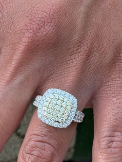 Women’s diamond ring