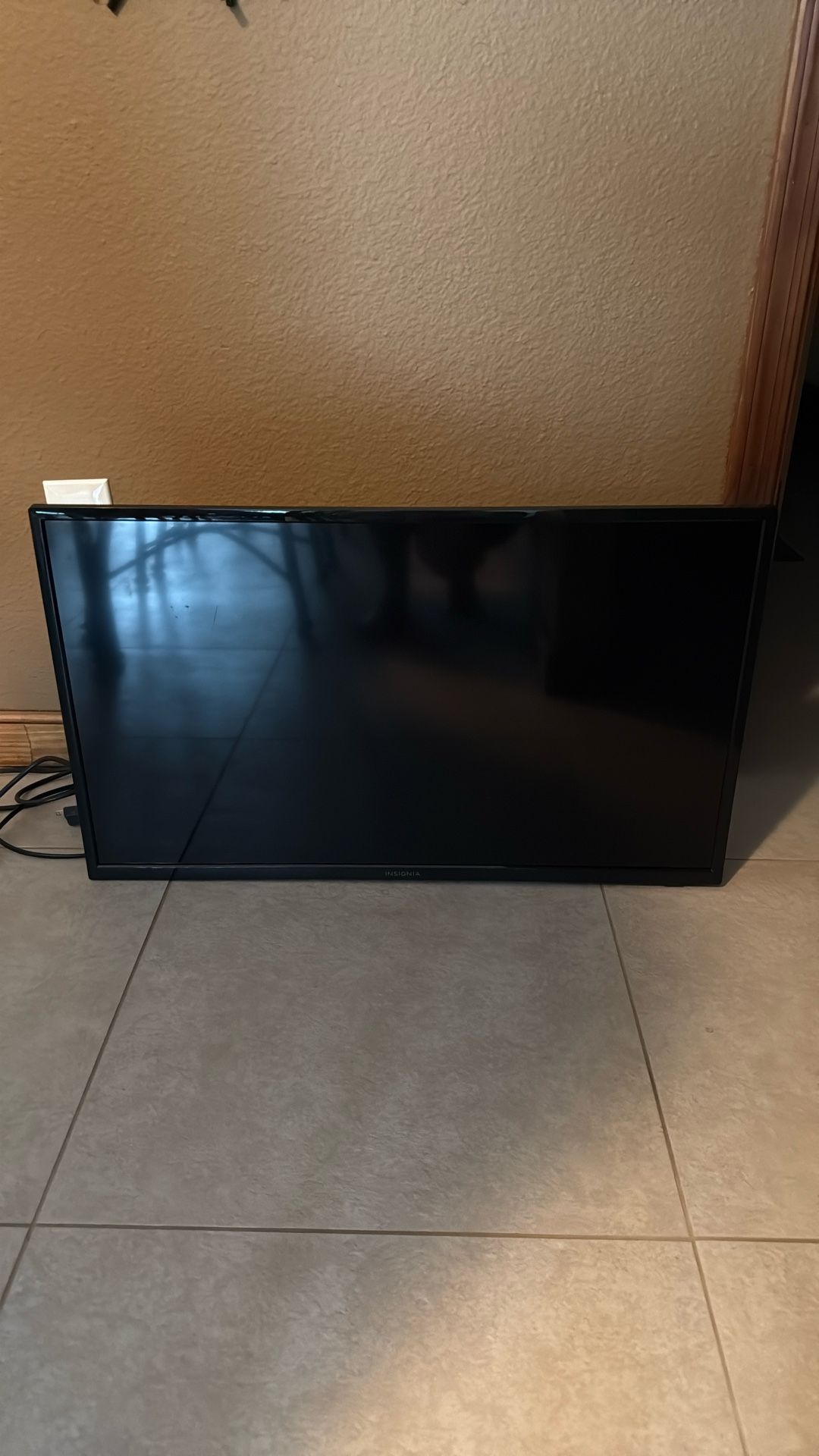 Insignia 28” TV , Vizio 28” TV
