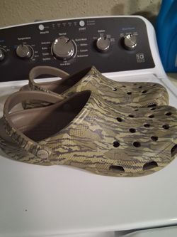 $10 MEN CROCS SIZE 12 SLIGHTLY USED