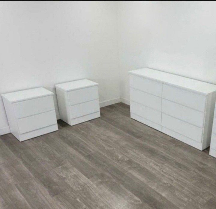 Đręsser Ąnd Ţwo Nąighţsţanđs