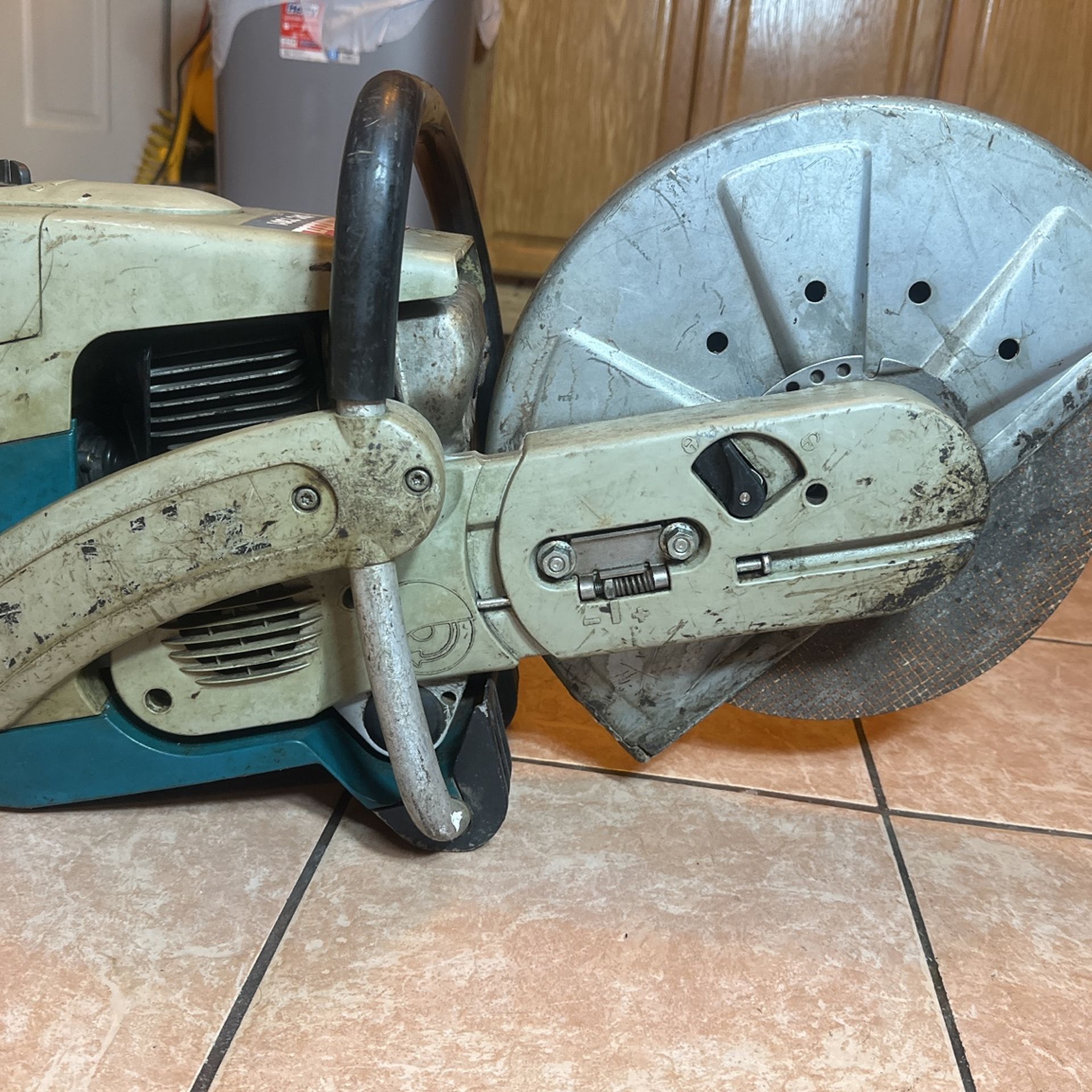 makita DPC 7301 73cc 14” concret demo saw works like new!