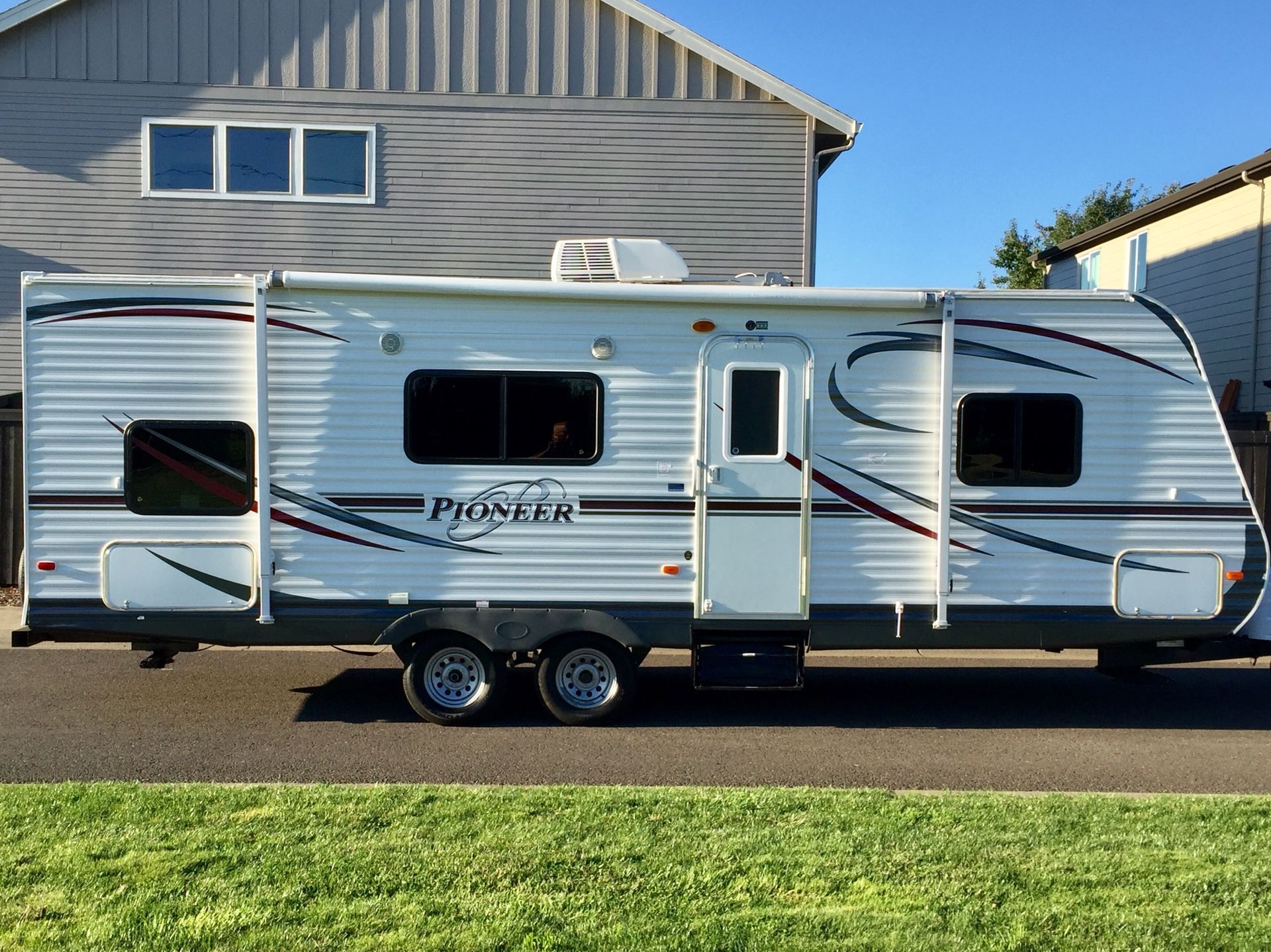 2013 Pioneer travel trailer 26 foot must see makes it easy to travel