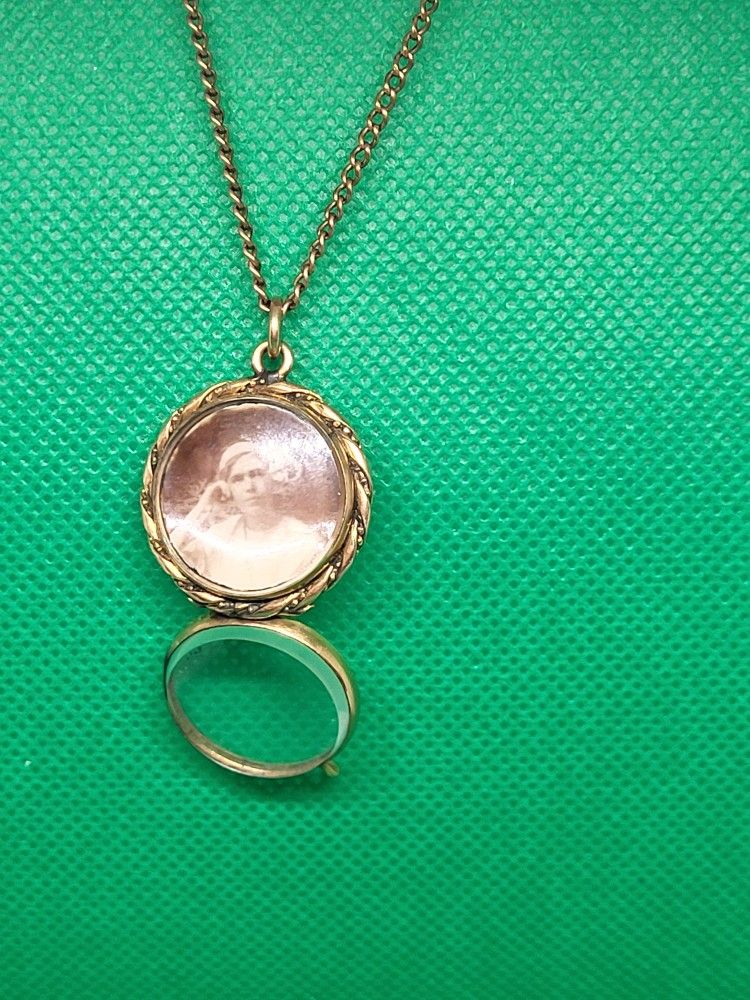 Woven Filigree Antique Portait Locket/Chain
