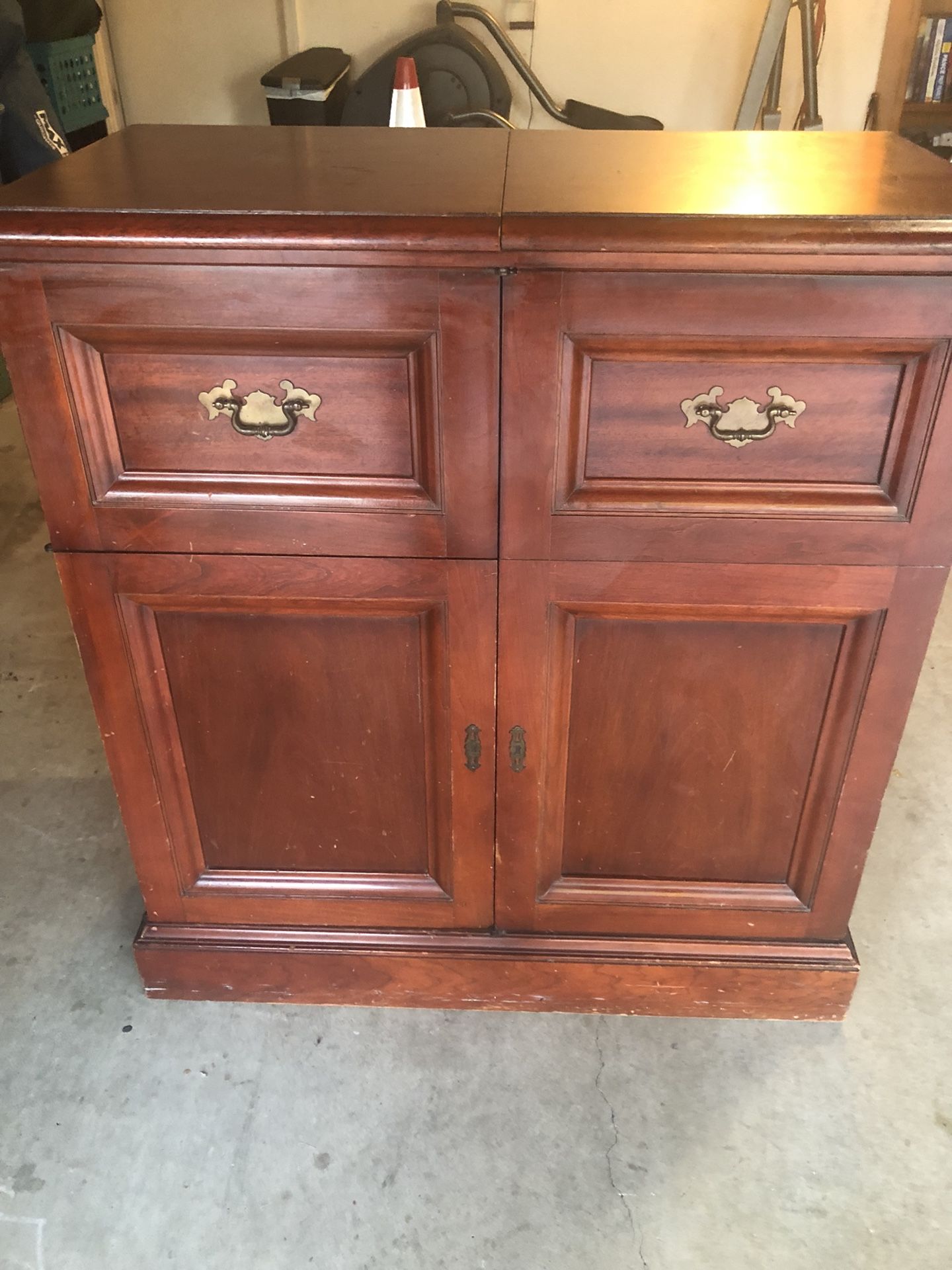 Vintage 1948 Magnavox “The Traditional” Radio-Phonograph Cabinet